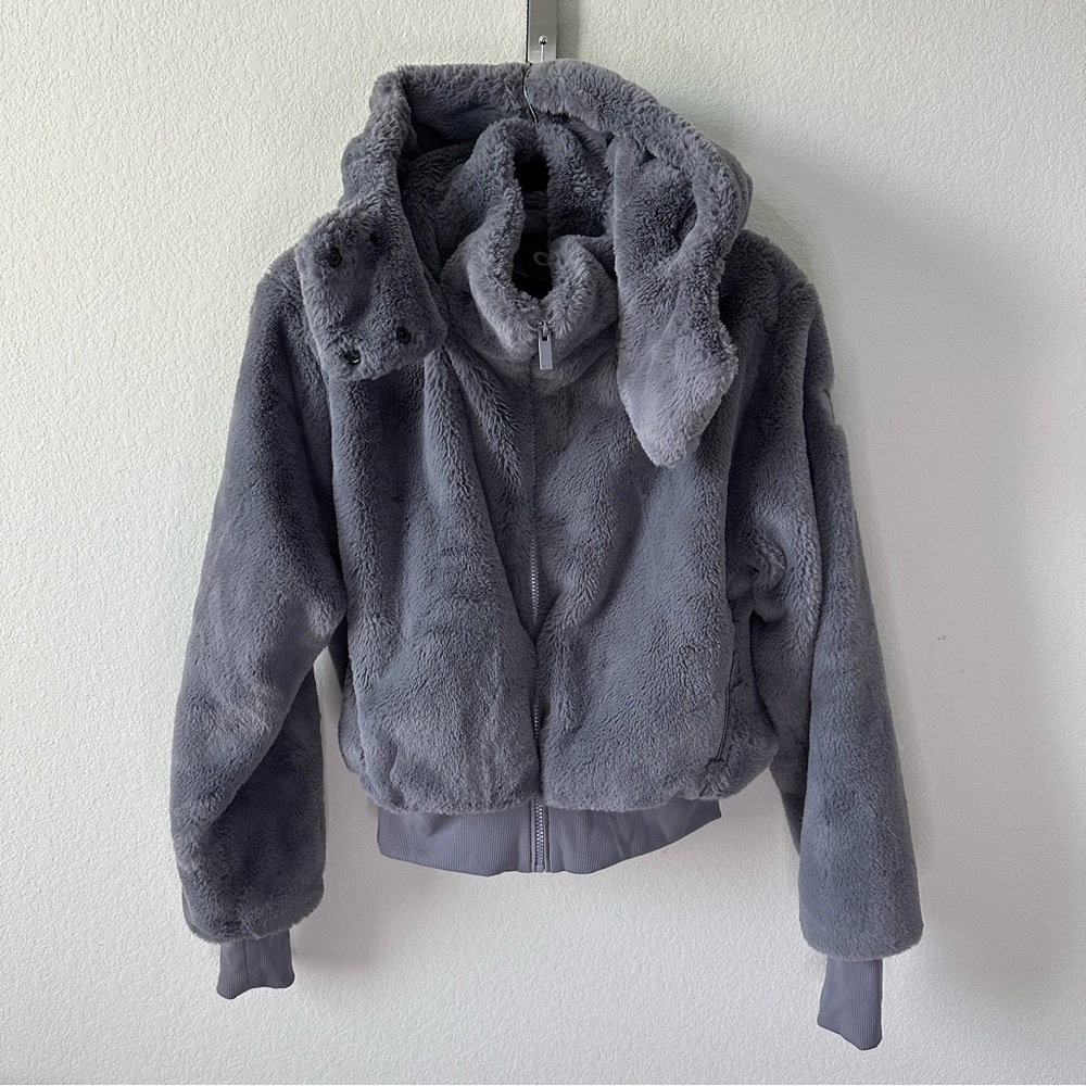 ALO YOGA FAUX FUR FOXY JACKET in FOG SZ S - Picture 3 of 11